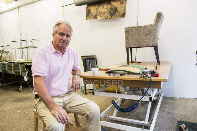Портрет плотника в мебельной столярной мастерской, Тилбург, Норд-Брабант, Нидерланды — стоковое фото