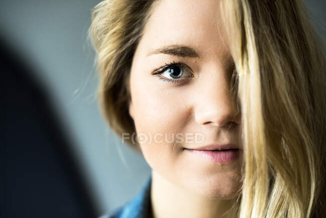 Portrait of a beautiful young woman looking at camera — Stock Photo