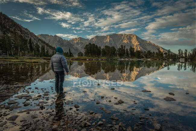 Homem olhando para reflexões de montanha em Robinson Lake, Inyo National Forest, Califórnia, EUA — Fotografia de Stock