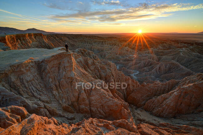 Человек смотрит Sunrise Over the Badlands, Anza Borrego Desert State Park, Калифорния, США — стоковое фото