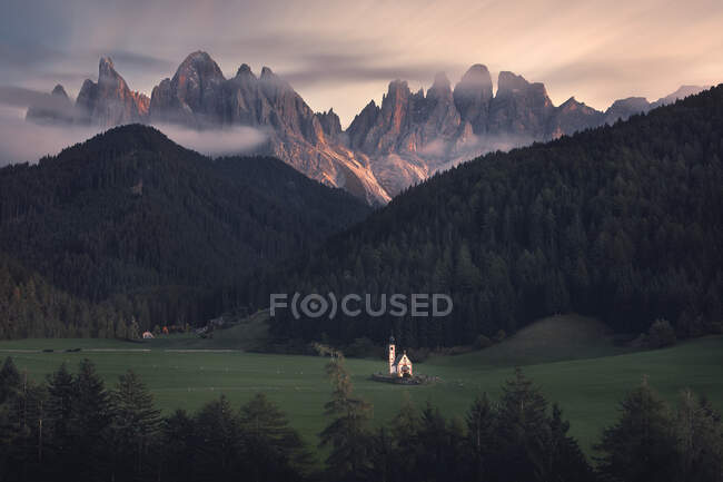 Église St. Johann, Funes, Dolomites, Italie — Photo de stock