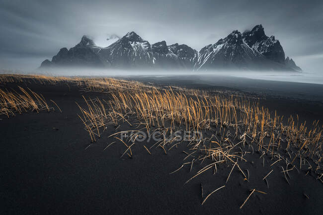 Playa de arena negra frente a Vestrahorn, Península de Stokksnes, Sureste de Islandia, Islandia - foto de stock