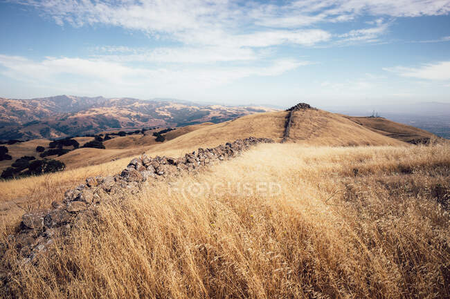 Muro límite entre dos distritos del parque, Mission Peak, Fremont, California, EE.UU. - foto de stock