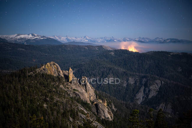 Incendio forestal controlado Quema detrás de la roca de la chimenea, Parque Nacional Sequoia, California, EE.UU. - foto de stock