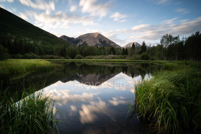 Haystack Mountain Reflection in Warner Lake at Dawn, Utah, USA — Stock Photo