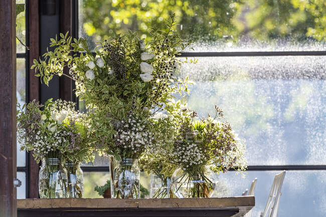 Vasen gefüllt mit einheimischen australischen Blumen — Stockfoto
