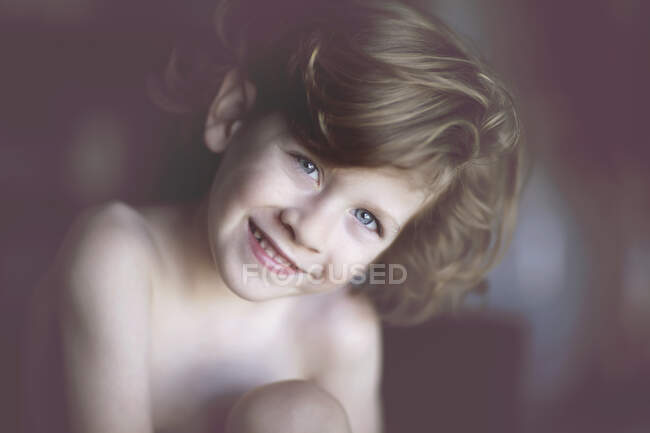 Портрет усміхненого хлопчика, який дивиться на камеру — стокове фото