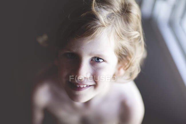 Крупним планом портрет блондинки усміхненого хлопчика — стокове фото
