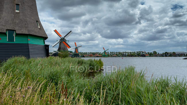 Mulini a vento tradizionali lungo il fiume Zaan, Zaanse Schans, Zaandam, Olanda settentrionale, Paesi Bassi — Foto stock