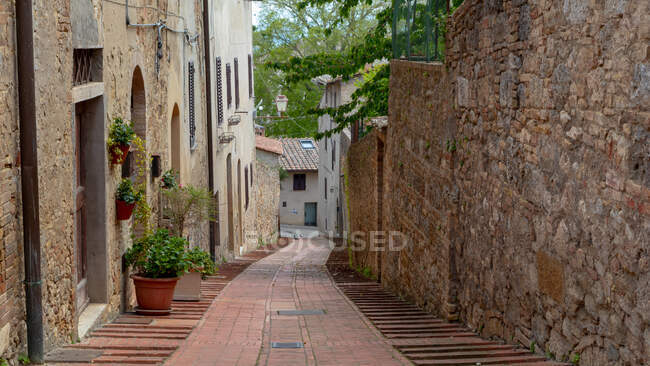 Straße durch Hügelstadt, San Gimignano, Toskana, Italien — Stockfoto