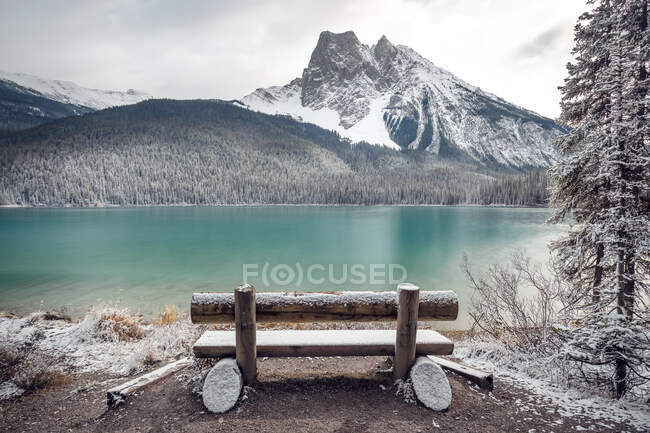Panchina coperta di neve dal Lago di Smeraldo, Banff National Park, Alberta, Canada — Foto stock