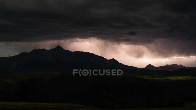 Lightning Striking Over Mountains, Telluride, Colorado, EE.UU. - foto de stock