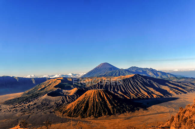 Monte Bromo al amanecer, Parque Nacional Bromo Tengger Semeru, Provincia de Java Oriental Indonesia - foto de stock