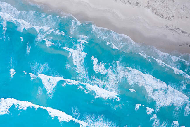 Vista aérea do surf oceânico na praia, Austrália Ocidental, Austrália — Fotografia de Stock