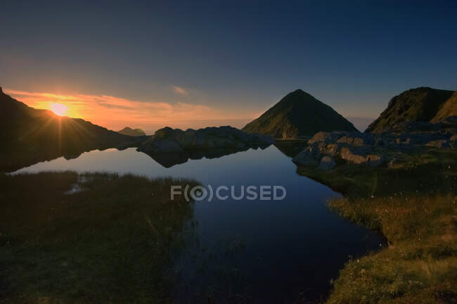 Paisagem de montanha ao pôr do sol, Lofoten, Nordland, Noruega — Fotografia de Stock