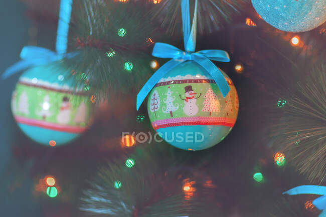 Großaufnahme einer Christbaumkugel, die an einem Weihnachtsbaum hängt — Stockfoto