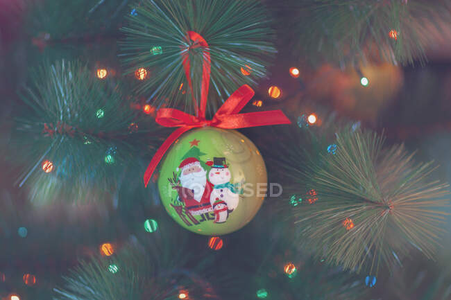 Primer plano de una bola de Navidad colgada en un árbol de Navidad - foto de stock