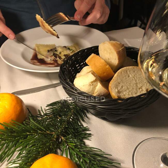 Chef decorare una torta di Natale con un bicchiere di vino — Foto stock