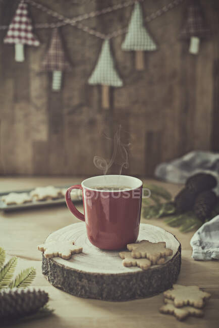 Tasse Kaffee mit Weihnachtsplätzchen — Stockfoto