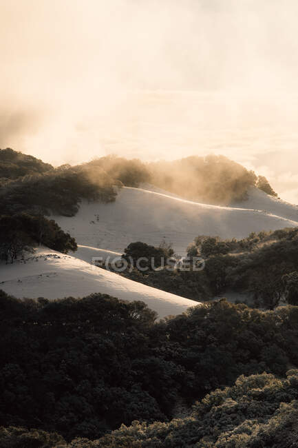 Nevoeiro sobre Snow Covered Hills ao nascer do sol, Morgan Territory Regional Preserve, Califórnia, EUA — Fotografia de Stock