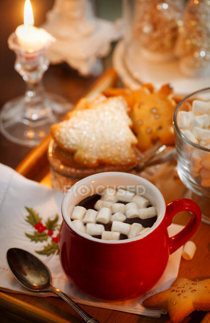 Chocolate caliente con malvavisco y galletas en Navidad - foto de stock