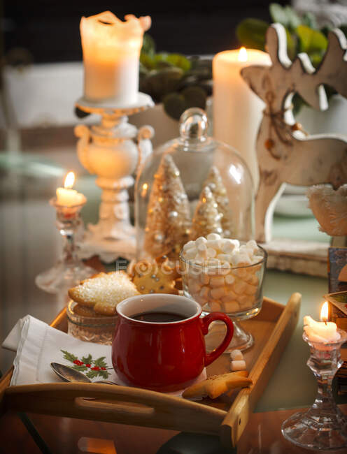 Xícara de café e decorações — Fotografia de Stock