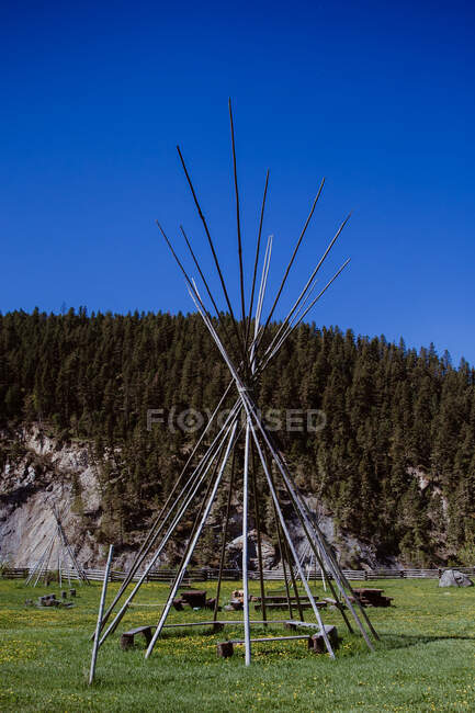 Teepee frame em uma paisagem rural, Canadá — Fotografia de Stock