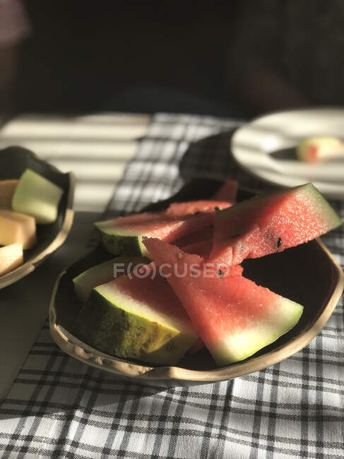 Fatias de melancia em uma chapa — Fotografia de Stock