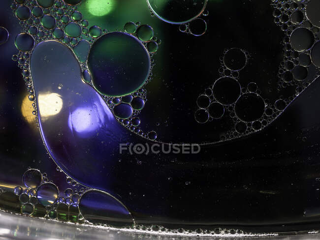 Burbujas de jabón abstractas en aceite - foto de stock
