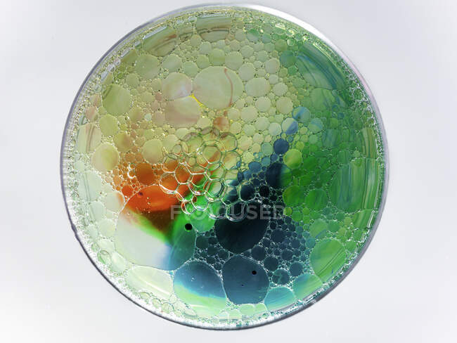 Burbujas de jabón y pintura acrílica en aceite - foto de stock