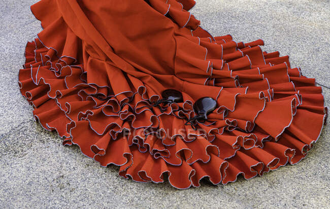 Gros plan sur les castagnettes d'un ourlet de robe de flamenco, Espagne — Photo de stock