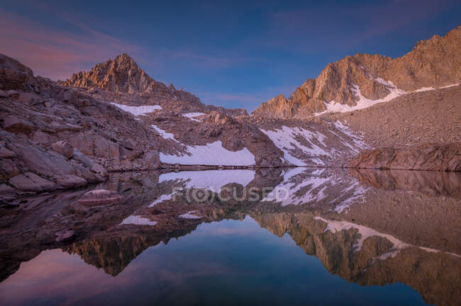 Mountain Reflections in Blue Heaven Lake, Inyo National Forest, California, USA — Stock Photo