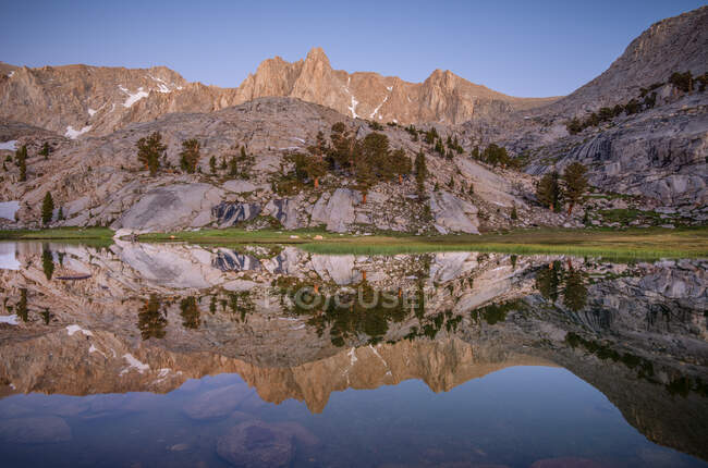 Reflexión del monte Irvine en el lago Meysan al amanecer, Inyo National Forest, California, EE.UU. - foto de stock