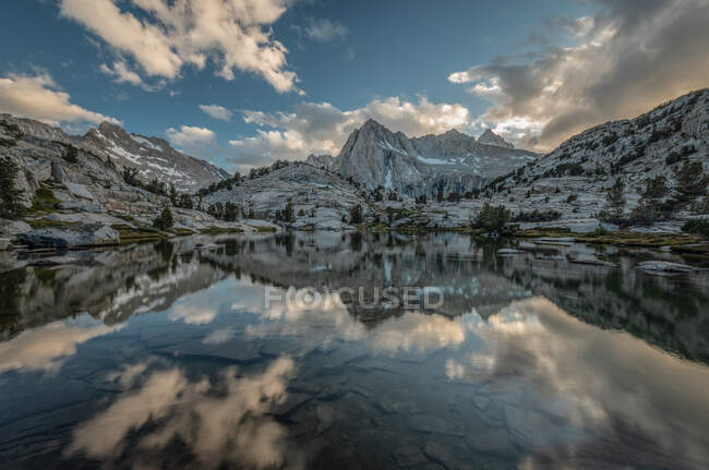 Reflexión de Picture Peak en Sailor Lake, Inyo National Forest, California, EE.UU. - foto de stock