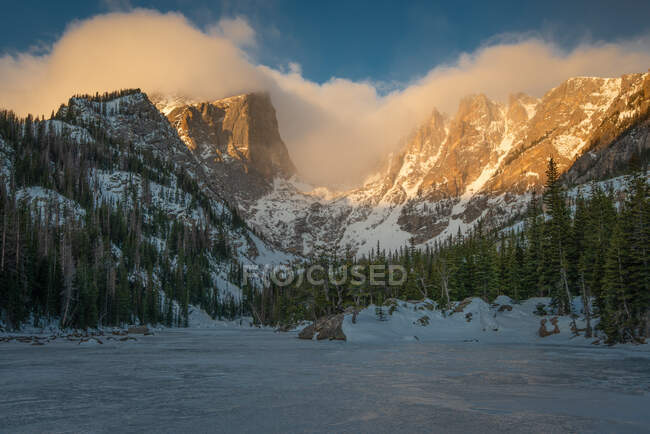 Frozen Dream Lake and Hallett Peak at Sunrise, Rocky Mountain National Park, Colorado, États-Unis — Photo de stock