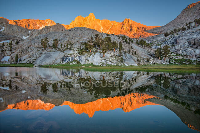 Reflexiones del Monte Irvine en el Lago Sailor al amanecer, Inyo National Forest, California, EE.UU. - foto de stock