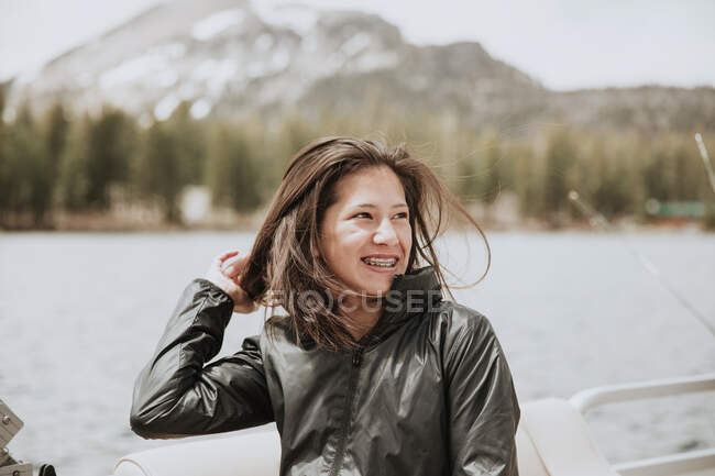Retrato de uma menina sorridente vestindo aparelho, Mammoth Lakes, Califórnia, EUA — Fotografia de Stock