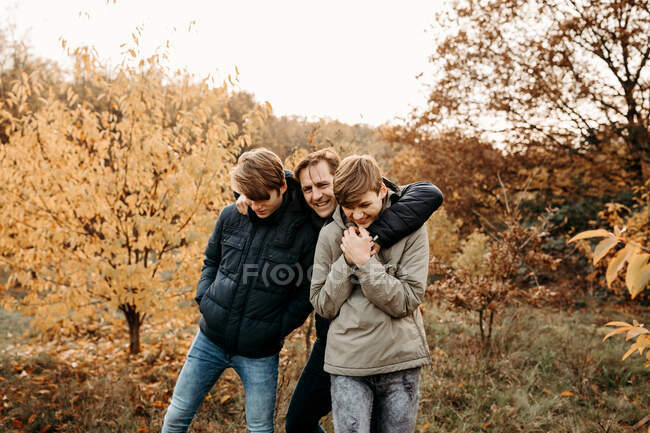 Ritratto di padre con i suoi due figli nel paesaggio rurale, Paesi Bassi — Foto stock