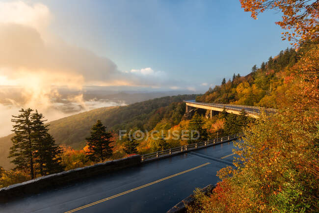 Viaducto de Linn Cove en Blue Ridge Parkway, Linville, Carolina del Norte, EE.UU. - foto de stock