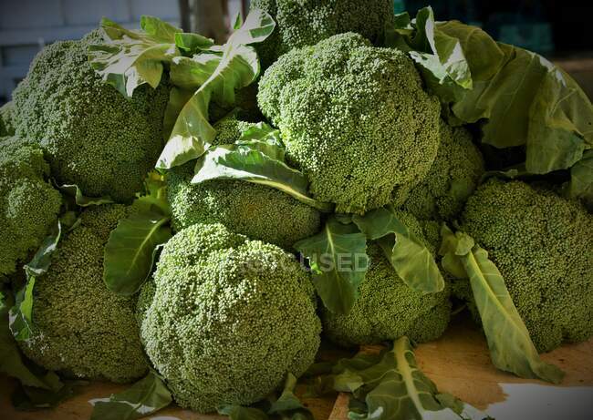 Fechar os brócolos para venda num mercado, Marsaxlokk, Malta — Fotografia de Stock