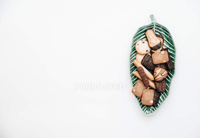 Prato em forma de folha com cookies mistos — Fotografia de Stock