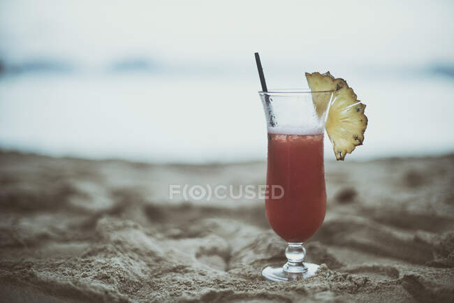 Nahaufnahme eines Cocktails am Strand, Thailand — Stockfoto