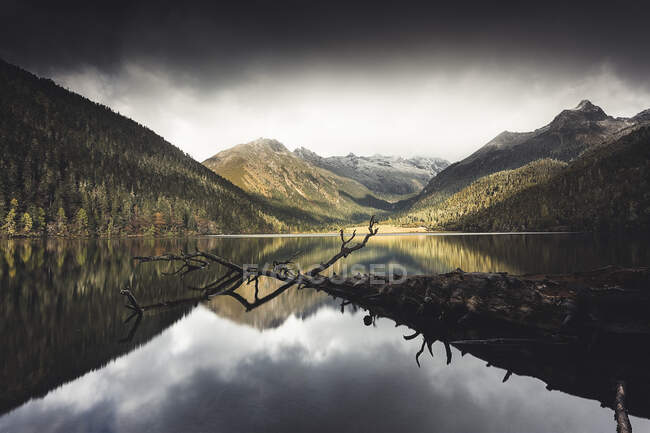 Mountain reflections in Wuxu Hai Lake, Jiulong County, Sichuan, China — Stock Photo