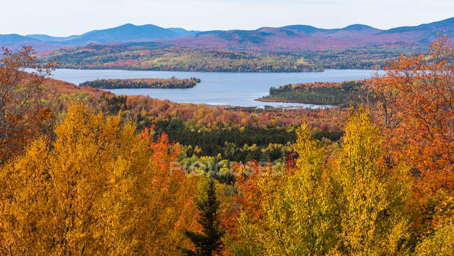 Rangeley Lake en otoño, Condado de Franklin, Maine, EE.UU. - foto de stock