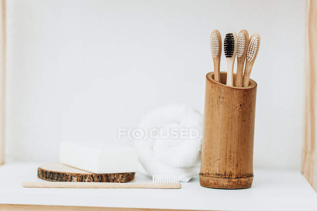 Cepillos de dientes de bambú, jabón y una franela en un baño - foto de stock
