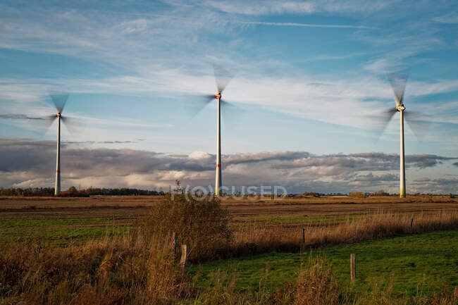 Tre turbine eoliche in un campo, Frisia orientale, Bassa Sassonia, Germania — Foto stock