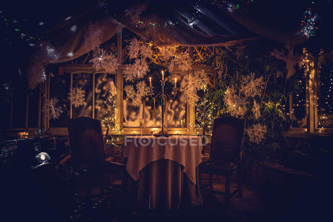 El candelabro sobre la mesa en el invernadero en Navidad - foto de stock