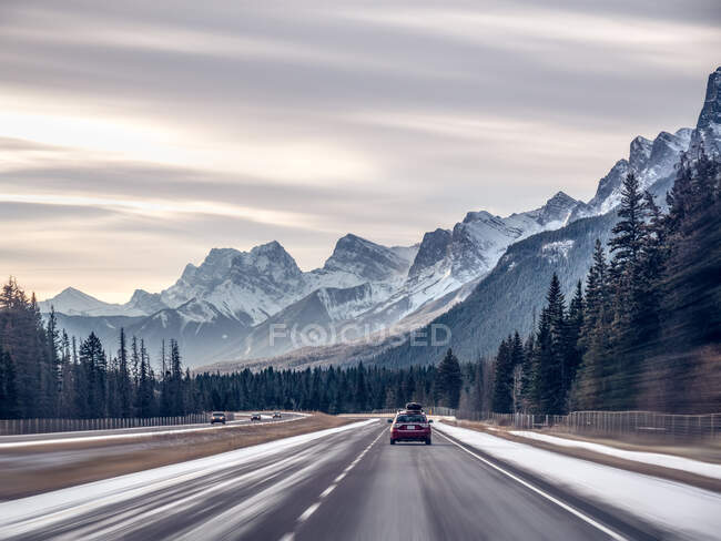Coches conduciendo por la carretera, Banff, Alberta, Canadá - foto de stock