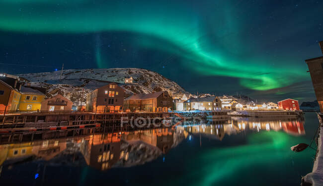 Luces boreales sobre Nyksund, Langoya, Vesteralen, Nordland, Noruega - foto de stock