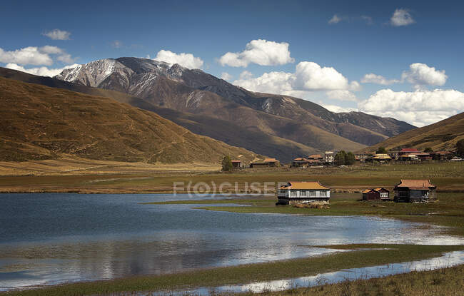 Villaggio locale, Luhuo Garze, Sichuan, Cina — Foto stock